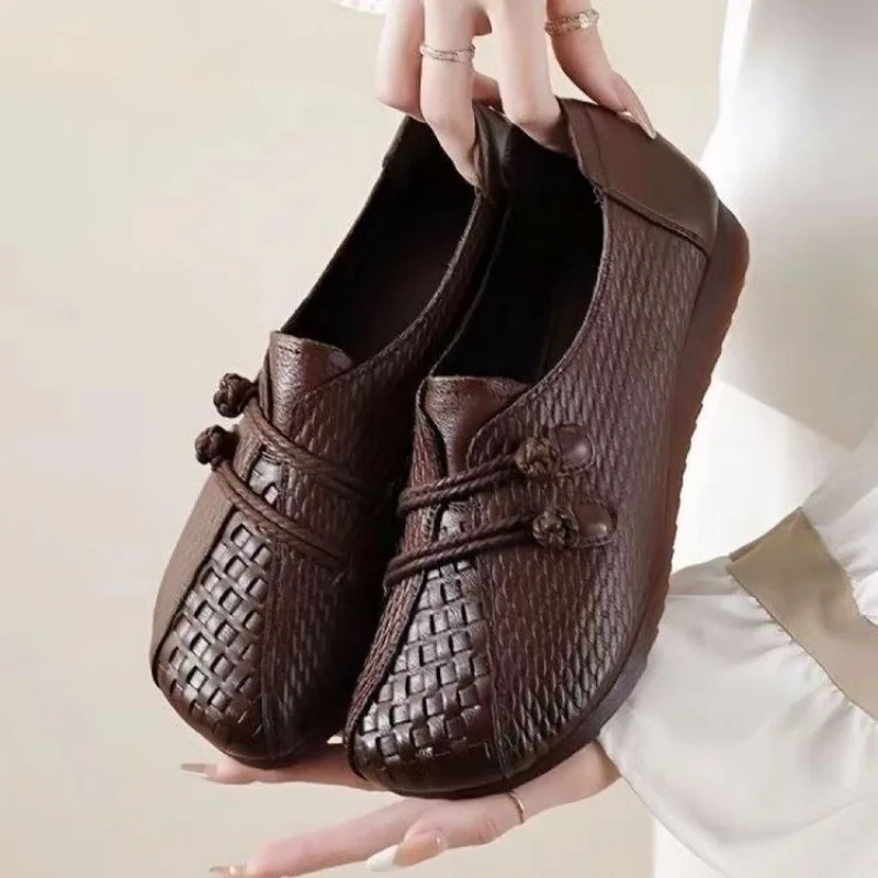 

Spring New Soft Bottom Flat Shoes Women's Mid-aged And Elderly Retro Large Size Shoes Comfortable Breathable Anti-slip Casual