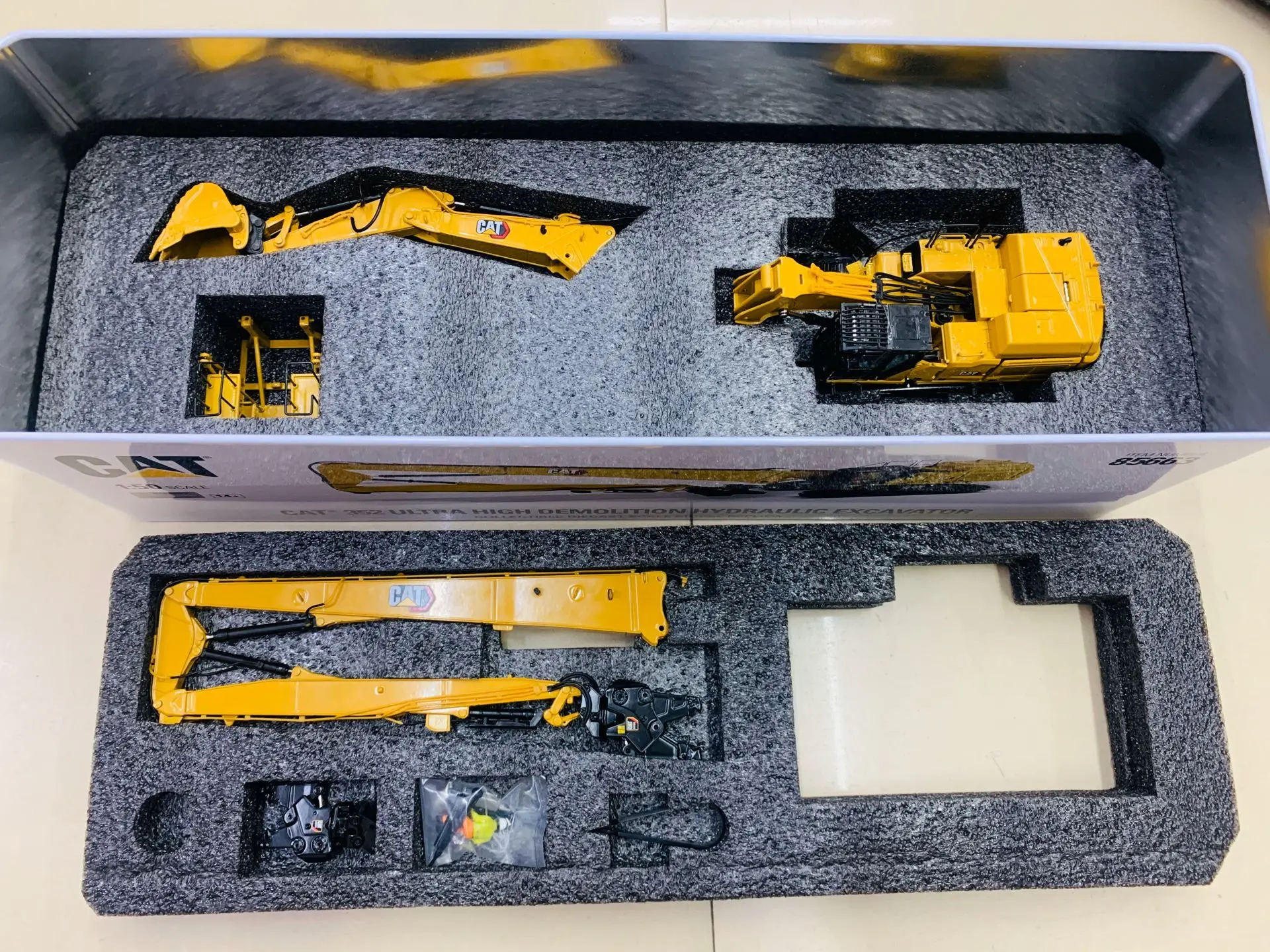 352 Ultra High Demolition Hydraulic Excavator 1:50 Scale By DieCast Masters 85663