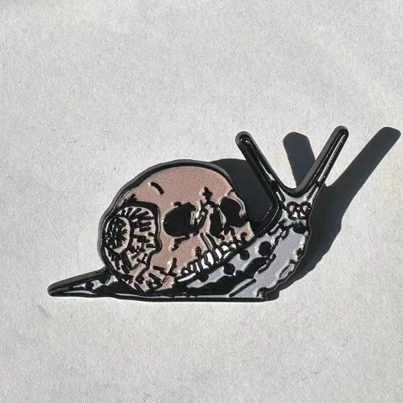 

Skeleton Snail Brooch Horror Parasitic Crawling Badge Lapel Badge Backpacks Clothing