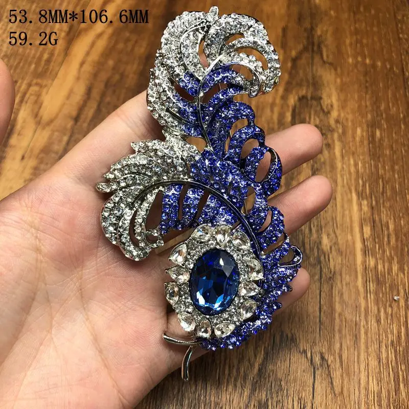 broche-de-moda-con-forma-de-pluma-y-diamante-azul-estilo-palacio-retro-joyeria-de-nicho-con-temperamento