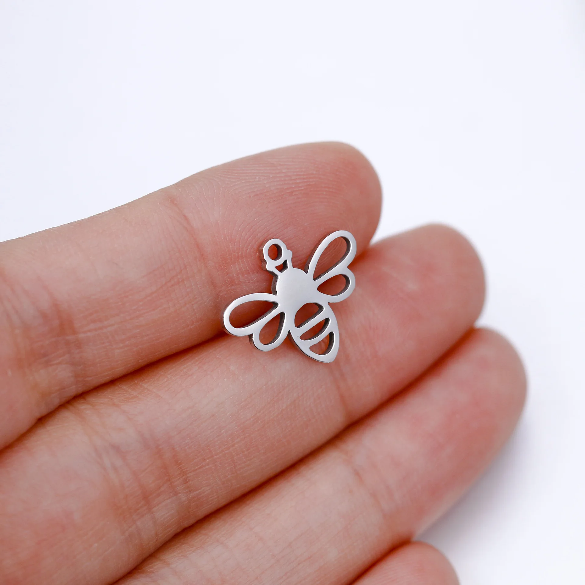 5pcs/Lot Hollow Bees Kawaii Charms Stainless Steel Jewelry Wholesale Small Elegant Pendant Bracelet Earrings Marking Accessories