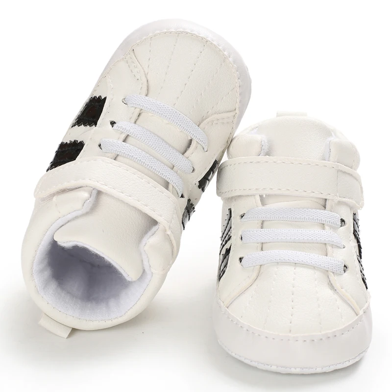 Erste Sportschuhe mit Streifenmuster aus PU-Material für Jungen und Mädchen, geeignet für Babys im Alter von 0 bis 18 Monaten, mit weicher Sohle, bequem und leicht. – Detail 3