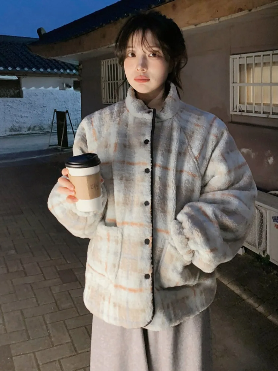 

Двустороннее пальто в стиле ретро с цветовым узором, теплая женская куртка из меха ягненка, новинка зимы 2025, универсальное хлопковое пальто с двойным узором