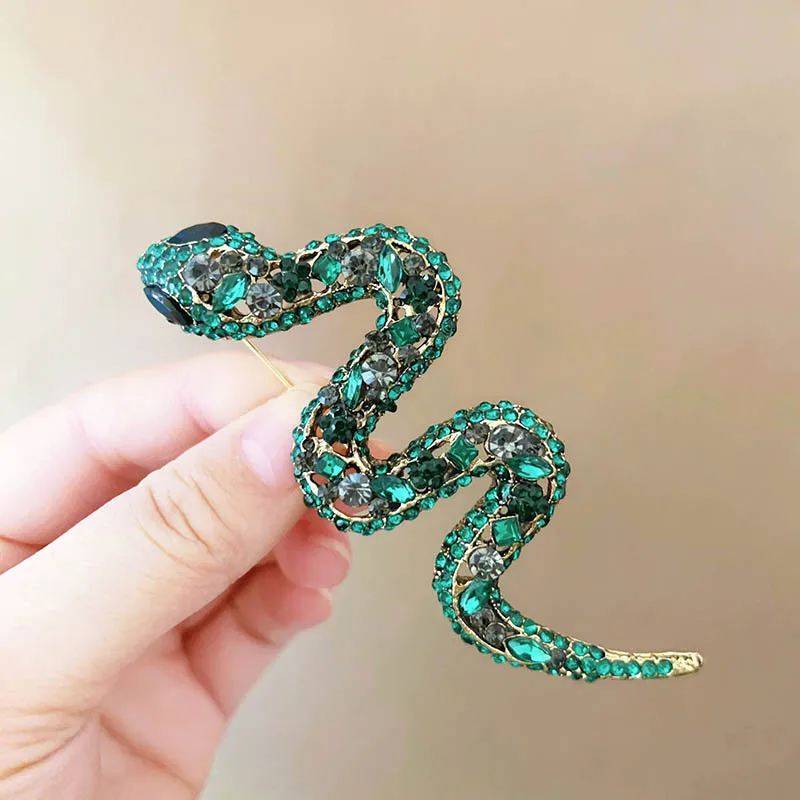 

Vintage snake brooch for women with a unique and high-end look, and water diamond brooch for men with animal ornaments