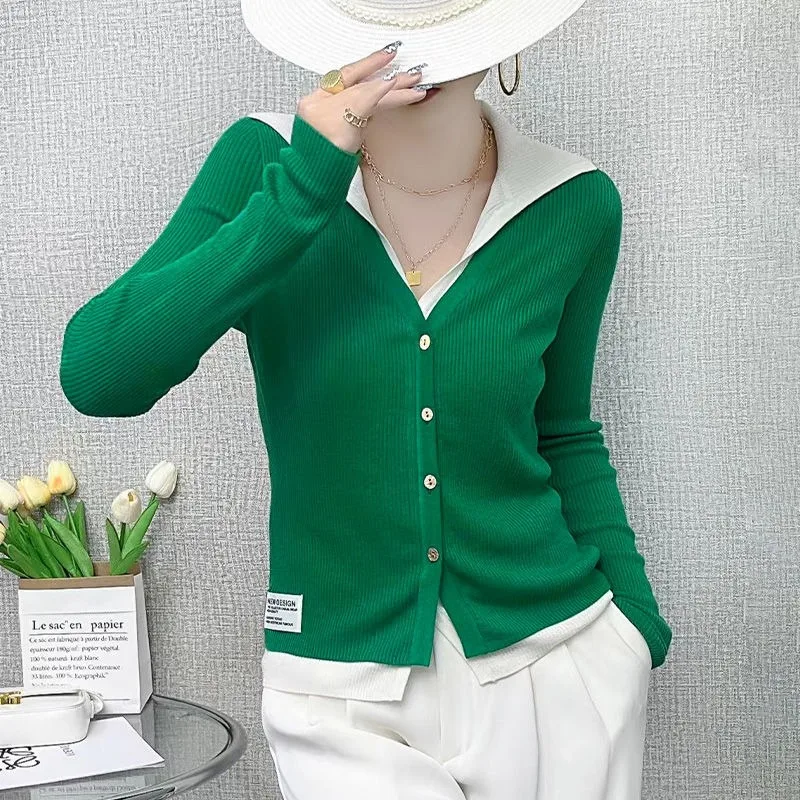 

Новинка 2023 года, осенний стиль, приталенный искусственный вязаный кардиган из двух частей для женщин с лацканами контрастного цвета, простая верхняя куртка с этикеткой