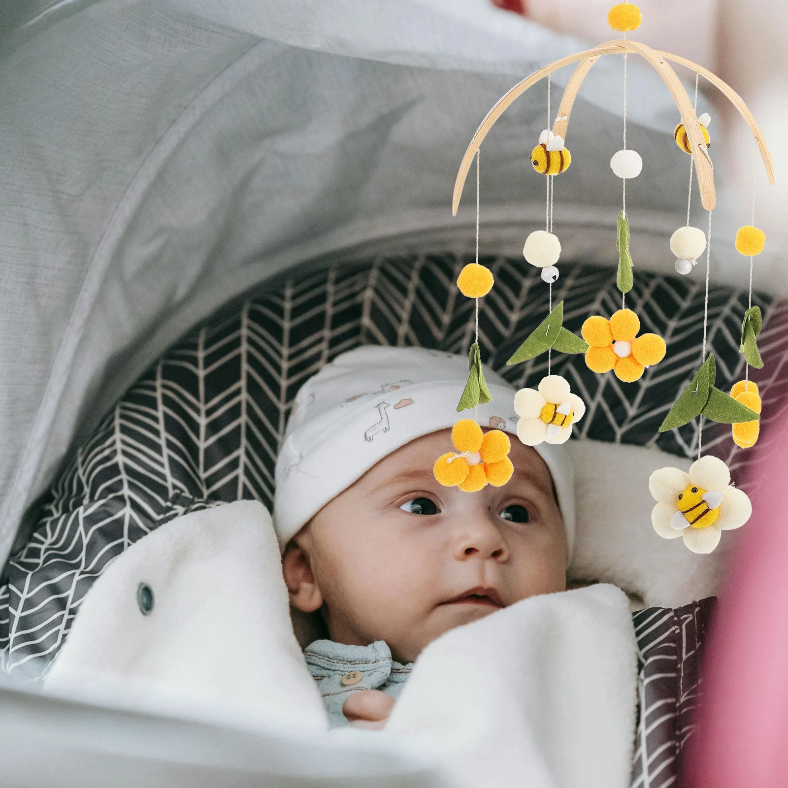

Baby Crib Mobile Bee Flower Wooden Wind Chime Lightweight Nursery Decor Baby Bed Hanging Ornament for Girls Crib Mobile