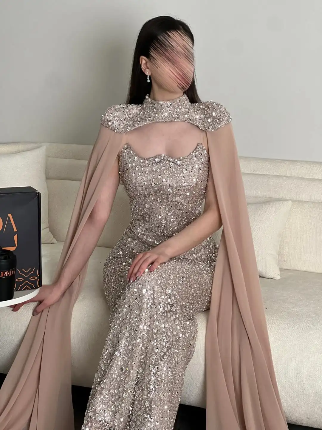 Sukienka wieczorowa/balowa, luksusowa, modna, syreni krój, wysoki dekolt, rękaw peleryna, cekiny, kwiatowa wstążka, materiał, długość do podłogi, dopasowany krój.