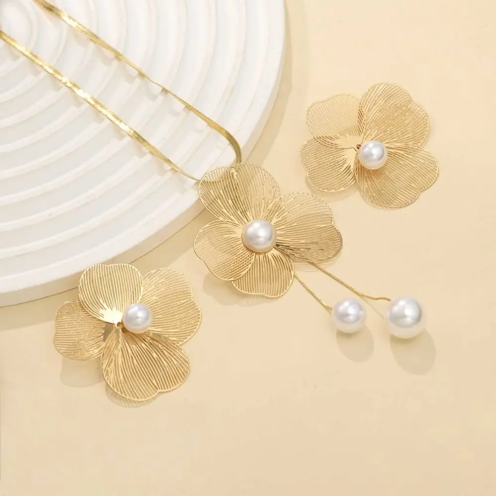 رومانسية الجوف زهرة طقم مجوهرات اللؤلؤ قلادة النحاس البتلة أقراط قلادة دعوى ترصيع أنيقة النساء المجوهرات دعوى الفتيات