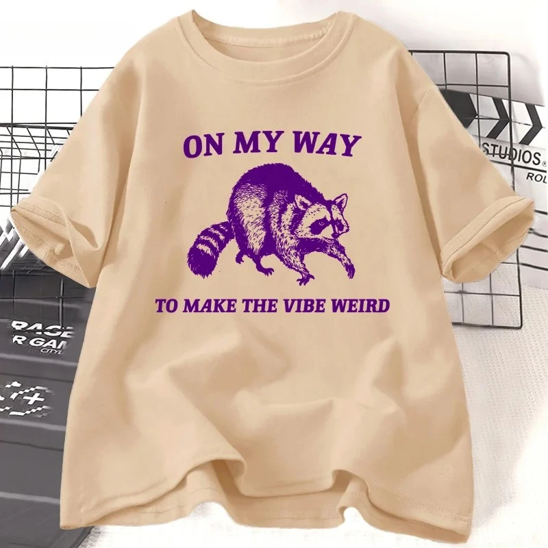 เสื้อยืดลายแรคคูนสุดแปลก On My Way To Make The Vibe Weird สำหรับผู้หญิง เสื้อยืดแขนสั้นลายกราฟิก เสื้อผ้าผู้หญิง