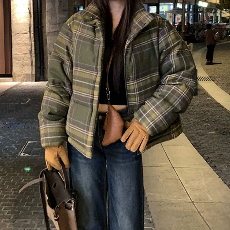 شتاء 2025 جديد قصير الوقوف الرقبة ملابس قطنية المرأة موضة عادية صغيرة سميكة منقوشة سترة