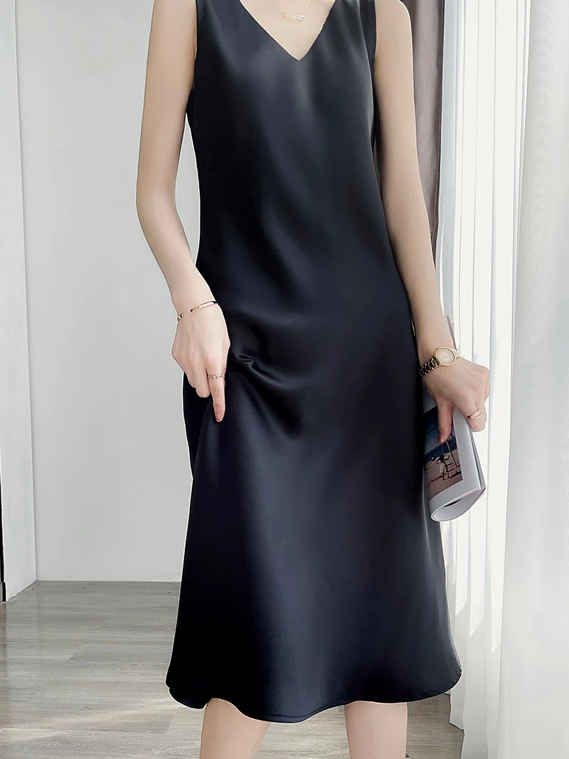 ชุดเดรสยาวทรงเอไลน์ผ้าซาตินแบบเซ็กซี่สำหรับผู้หญิง ความยาวระดับเข่า คอวี สายรัดเอวหลวม สไตล์ลำลอง เหมาะสำหรับใส่ไปทำงาน