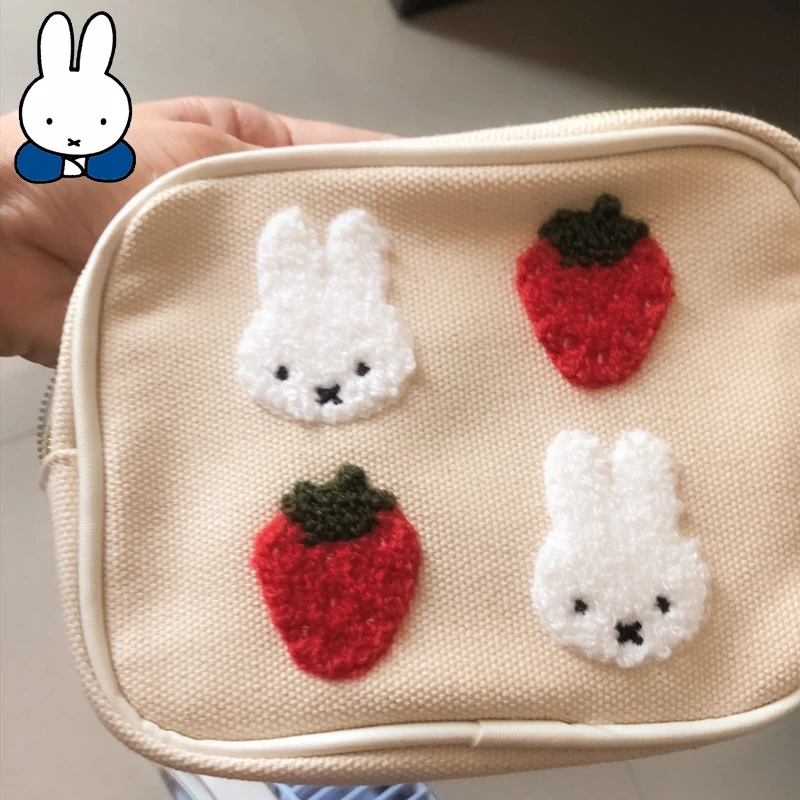 

Косметичка Miffy Kawaii Square с вышивкой клубники, портативный органайзер для макияжа, вместительная дорожная сумка, идеальный подарок ​