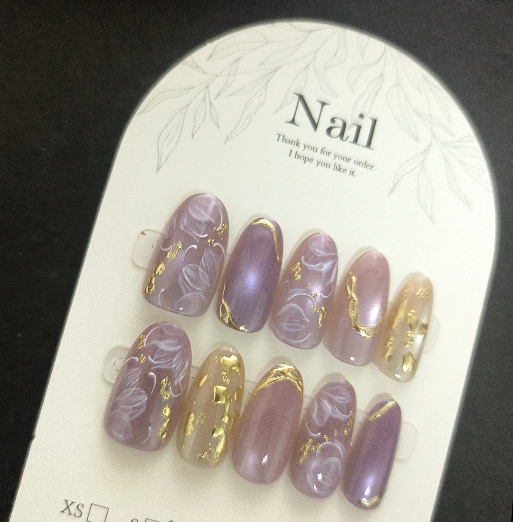 เล็บปลอมทำมือ 10 ชิ้น ลายดอกไม้สีม่วงประกายทอง  ทรงอัลมอนด์  ความยาวปานกลาง  ลายตาแมว  หวานละมุน  สำหรับผู้หญิง