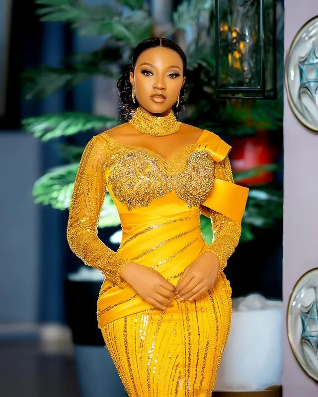 فساتين حفلة موسيقية ذهبية فاخرة بالإضافة إلى حجم حورية البحر فساتين السهرة الوهم طويلة الأكمام شير الرقبة فستان الحفلة الراقصة الترتر الديكور