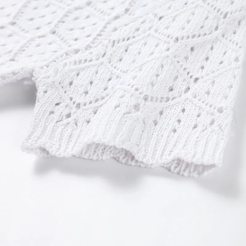 Französisches Urlaubs-Häkelset: Durchbrochenes Strick-Crop-Top und Shorts-Outfit für Damen – Boho-Strand-Chic, minimalistisch, stilvoll, Sommerkleidung – Detail 7