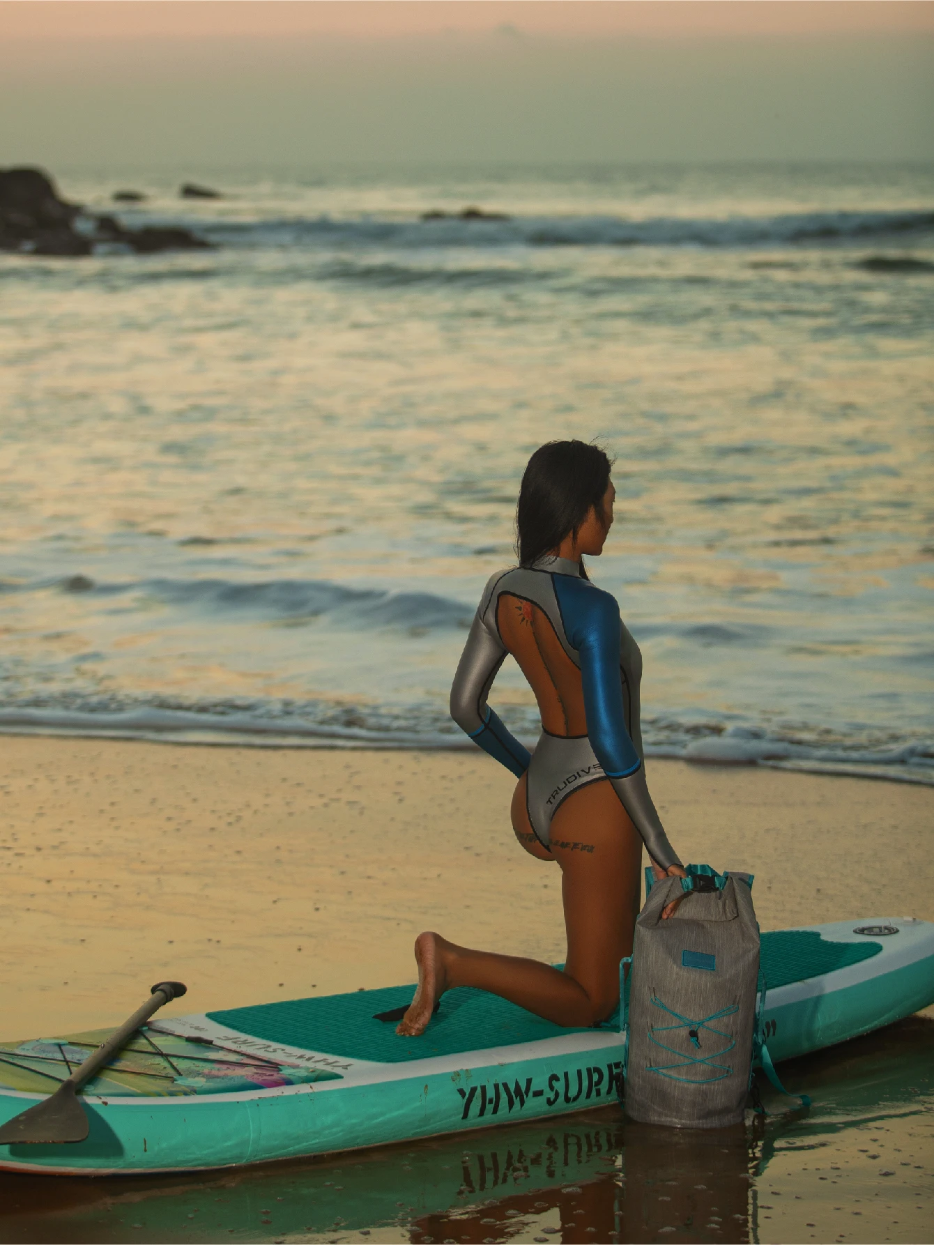 Deska SUP (Stand-Up Paddle Board) z pompką, akcesoriami, plecakiem, linką bezpieczeństwa, odłączanymi płetwami, wiosłem i zestawem naprawczym.