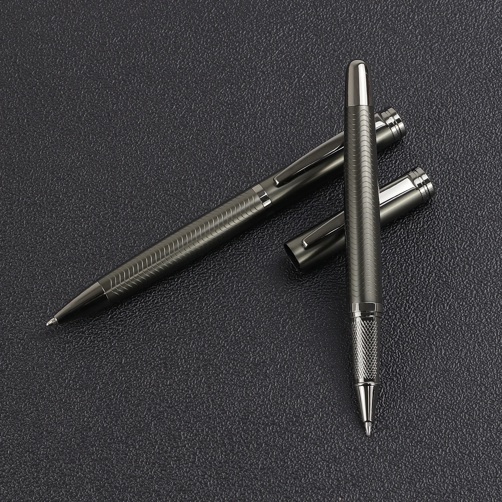 2 Stück/1 Set Stift mit grauem Gunmetal-Drachenschuppen-Design – Enthält 1 Kugelschreiber und 1 Rollerball-Stift – Für den geschäftlichen Gebrauch – Schwarze Tinte – Detail 2