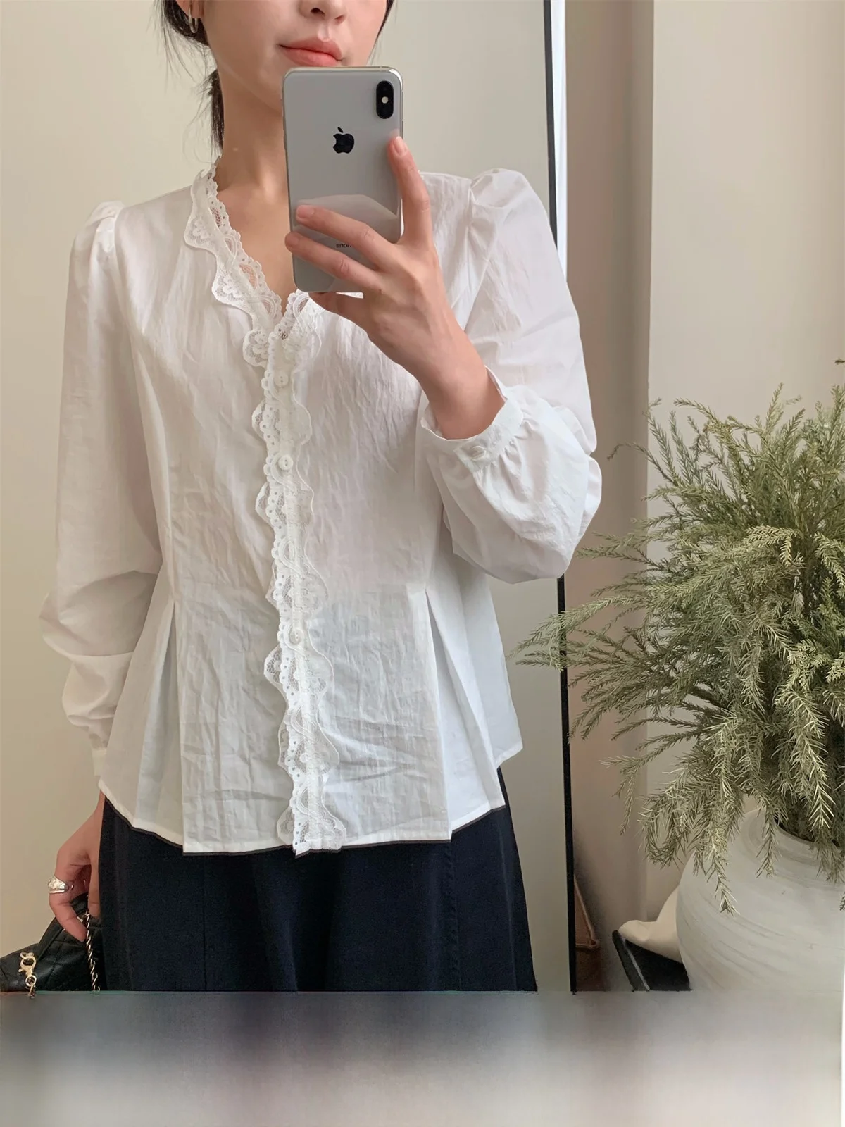 

Korean Sle Gentle V-Ne Lace Long Sve irt Women's Slim Fit Flattering Pure Color Versatile Spring 2026 Top