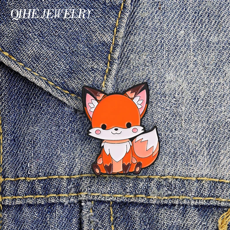 Cartoon Chibi Roter Fuchs Emaille-Pin Niedliches Orange-Weißes Design Sitzender Fuchs Broschen Rucksack Reversnadel Modeschmuck Geschenke