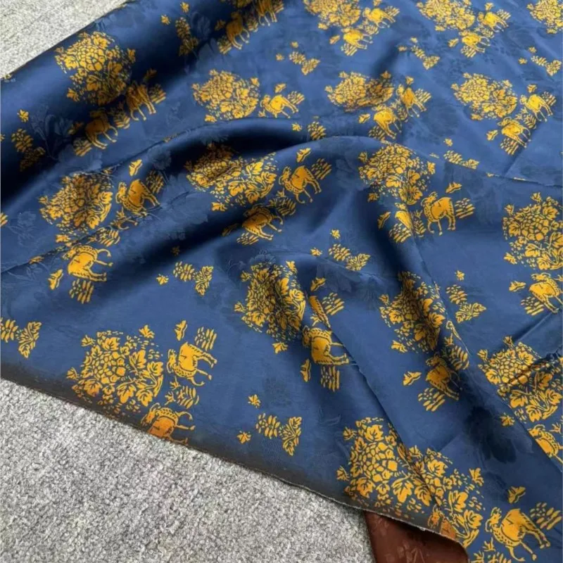 Um casaco cheongsam de tecido de gaze vermelha perfurada de seda feito de
