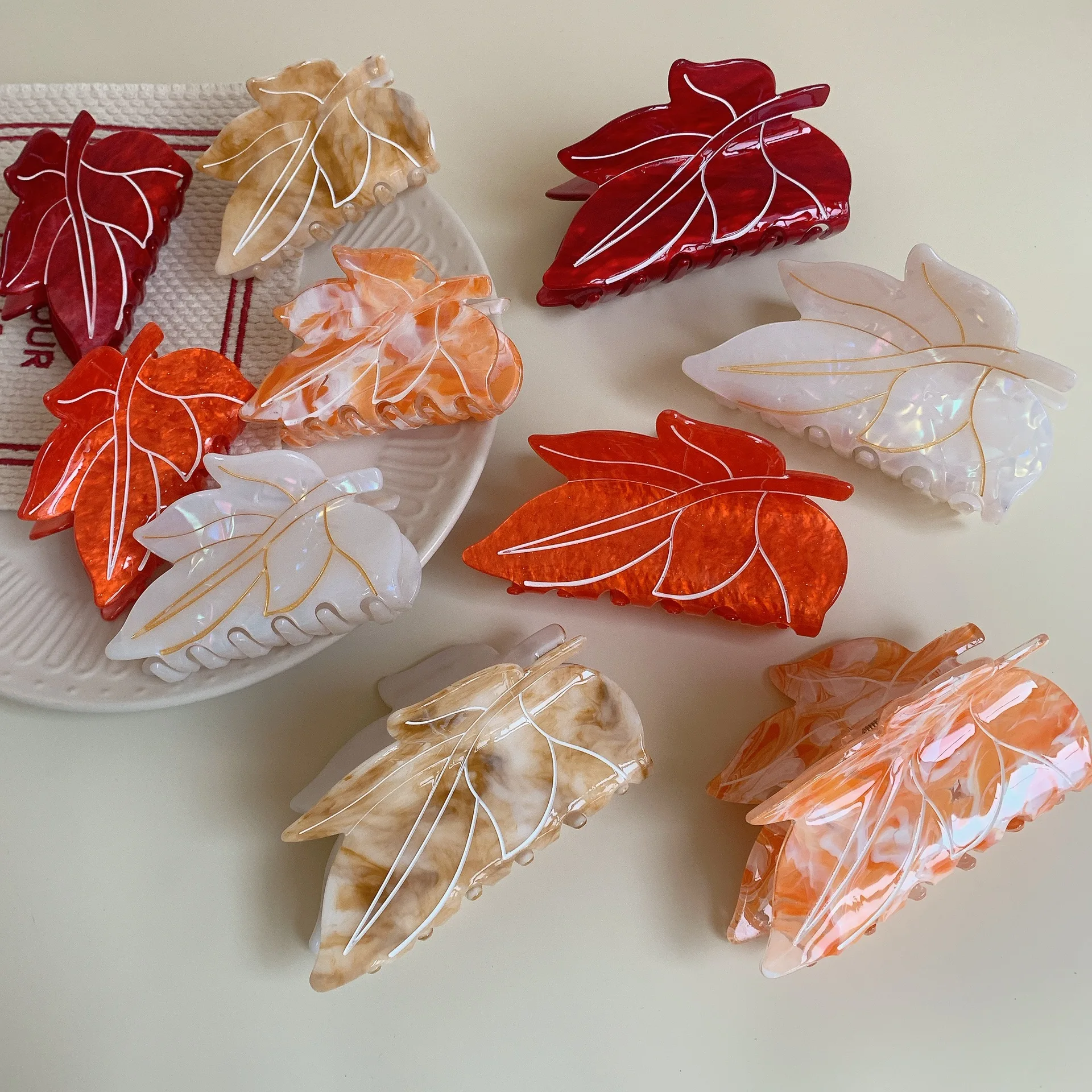 

DS NEW Plant Series Maple Leaf Hair Claw 10CM Large Acrylic Claw Clips Summer Trendy Hair Clips Hair Accessories for Women Girls
