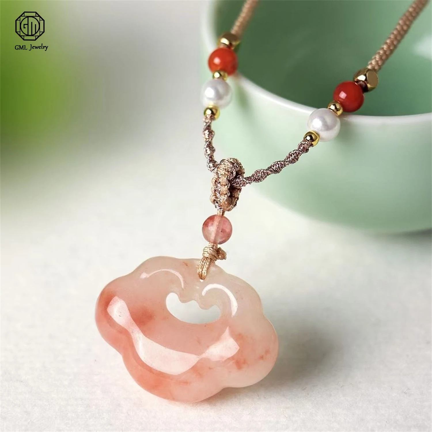 

Натуральный кулон-оберег из халцедонового агата в форме тыквы с благоприятным облаком и замком мира, на плетеном шнурке, с зеленым жемчугом Тянь-Шань, легкое роскошное ювелирное украшение, подарок