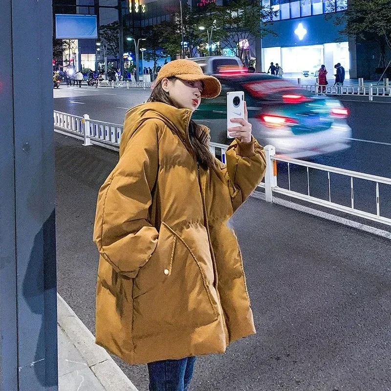 

Зимняя хлопковая пуховая куртка средней длины, женская утепленная куртка с капюшоном и свободными карманами, новая корейская женская одежда 2025
