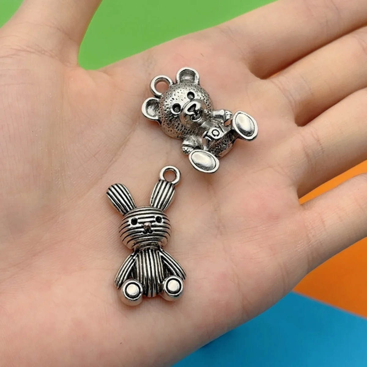 6-Piece Set of DIY Handmade Charms in the Shape of a Bear/Rabbit, Featuring Two Styles: Sitting Bear and Striped Rabbit, Suitable for DIY Bracelets, Necklaces, Earrings, Pendants, and Handmade Beaded Decoration Accessories