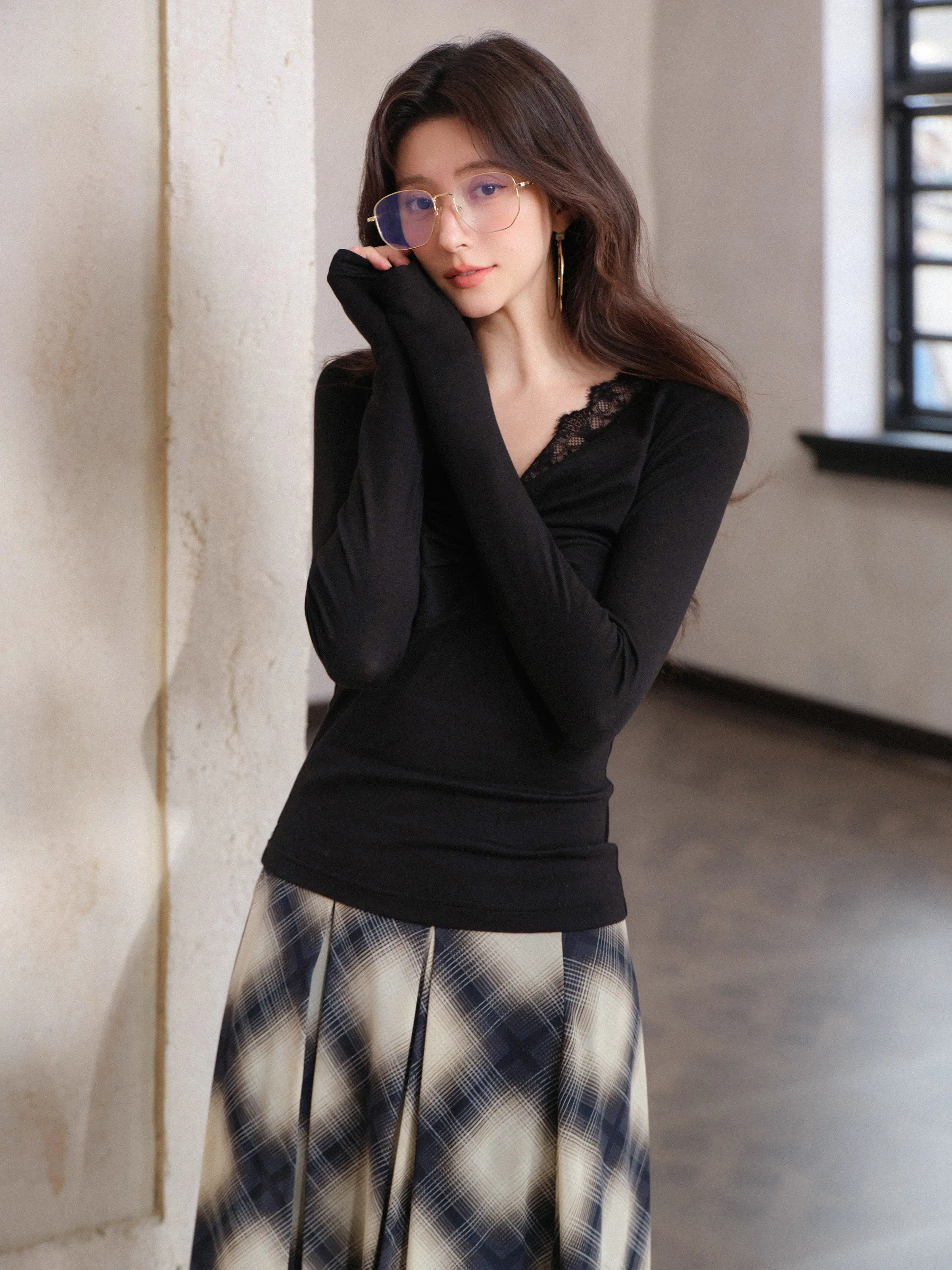 Camisa Feminina de Manga Longa para Primavera, Decote em V, Com Renda e Patchwork, Top Slim Fit Elegante, T-Shirt Casual Preta para Uso Diário e Saídas