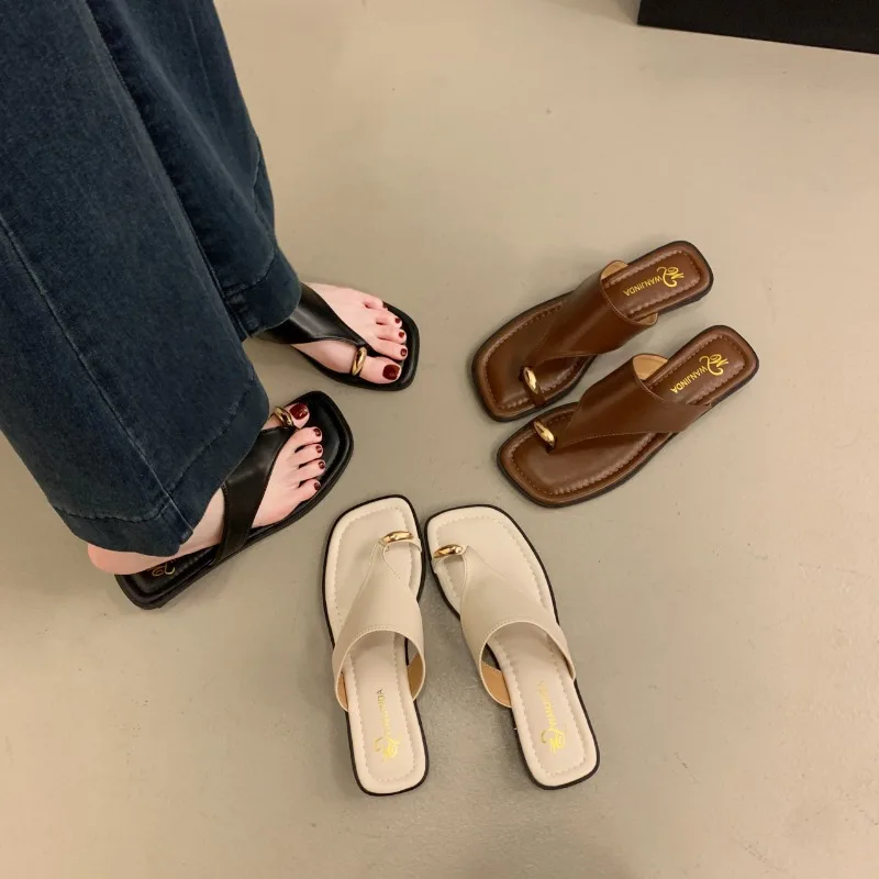 novo-estilo-de-verao-sandalias-casuais-e-versateis-de-dedo-tangas-para-mulheres-plus-size-ideais-para-uso-externo-2026