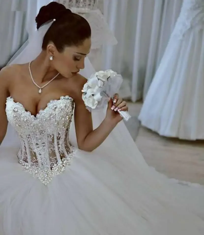 Personalizado querida espartilho uma linha vestido de casamento pérolas frisado árabe dubai longo marfim vestidos sem alças sem mangas até o chão