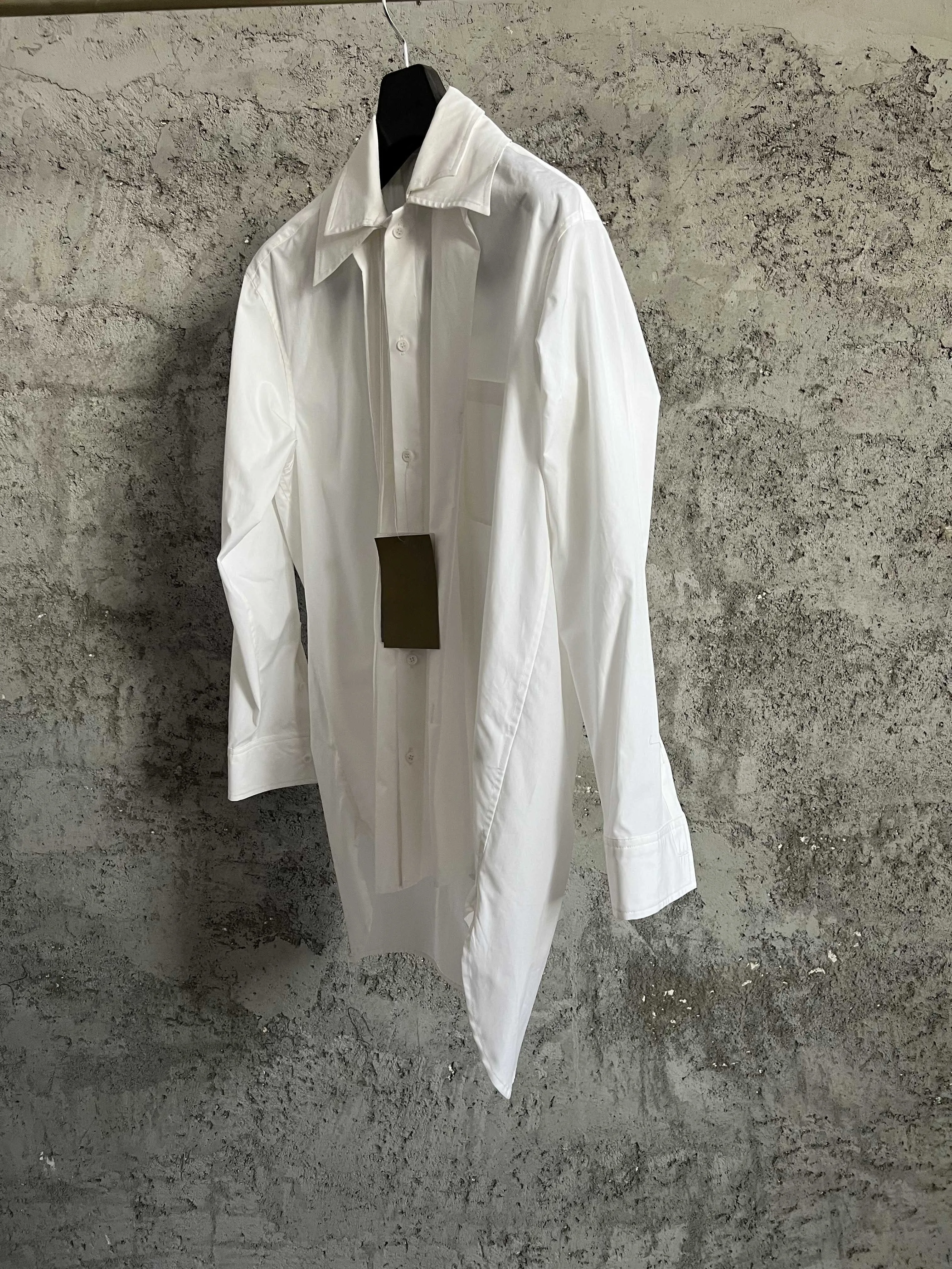 تصميم أصلي بياقة قابلة للفصل، قميص بألوان متباينة، تصميم قميص قطني بياقة غير متماثلة باللونين الأبيض والأسود