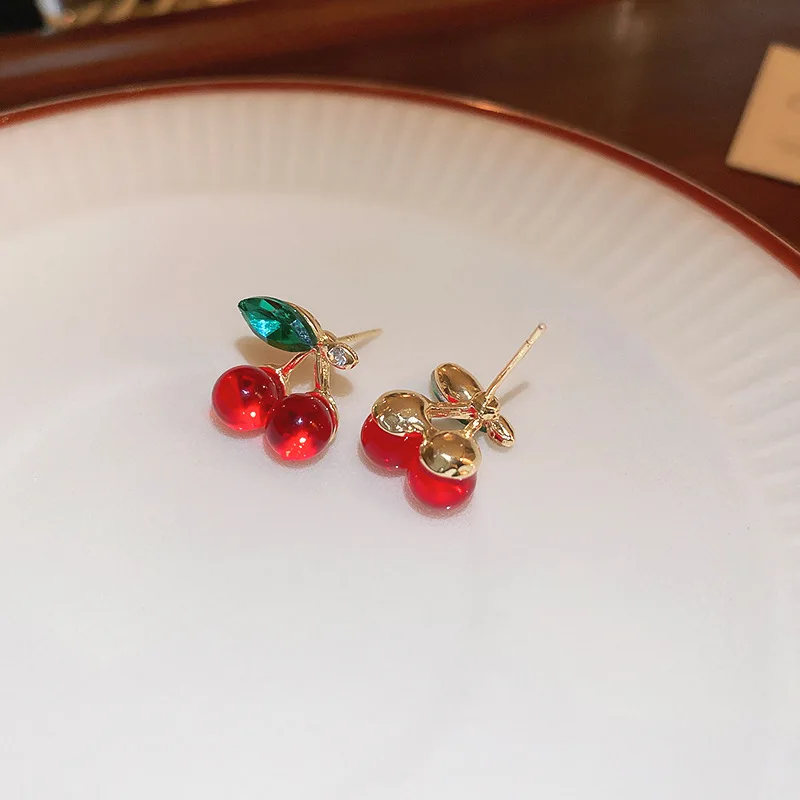 Neue Niedliche Rote Kirsch-Ohrstecker aus Harz für Frauen Süße Glänzende Zirkonia-Ohrstecker Schmuck für Dates und Feiertage K – Detail 5
