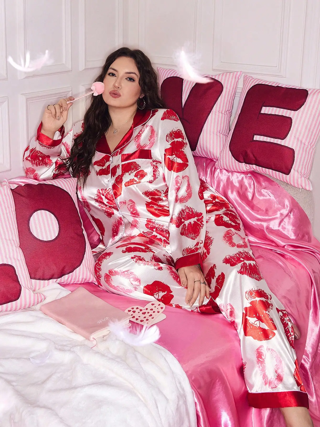 

Атласный пижамный комплект больших размеров с принтом губ, контрастным воротником и длинными рукавами