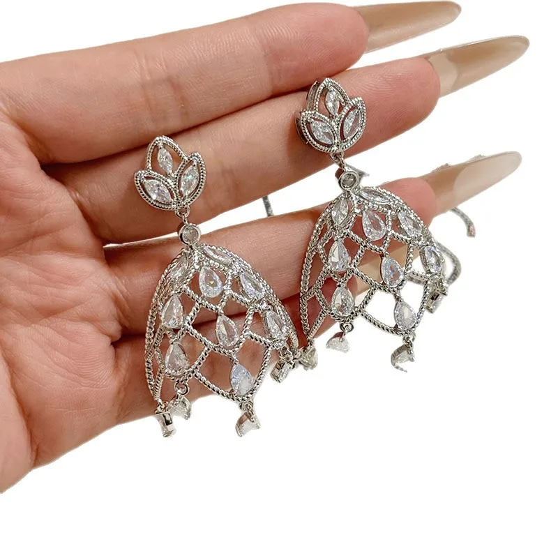 

Light Luxury Hollow Teardrop Wave Zircon Earrings Exaggerated Bridal Floral Design 925 Silver Needle High-end Women Jewelry Gift