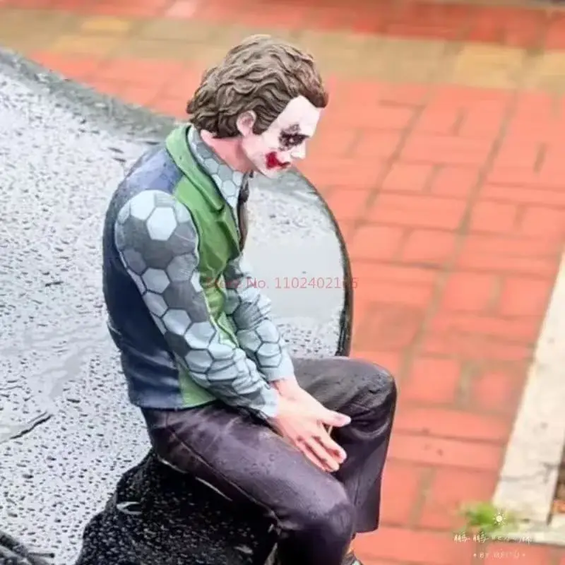 Joker Heath Ledger Actionfigur – sitzender grüner Anzug mit Handmaske, Desktop-Puppe, Modellspielzeug für Kinder, Weihnachtsgeschenk