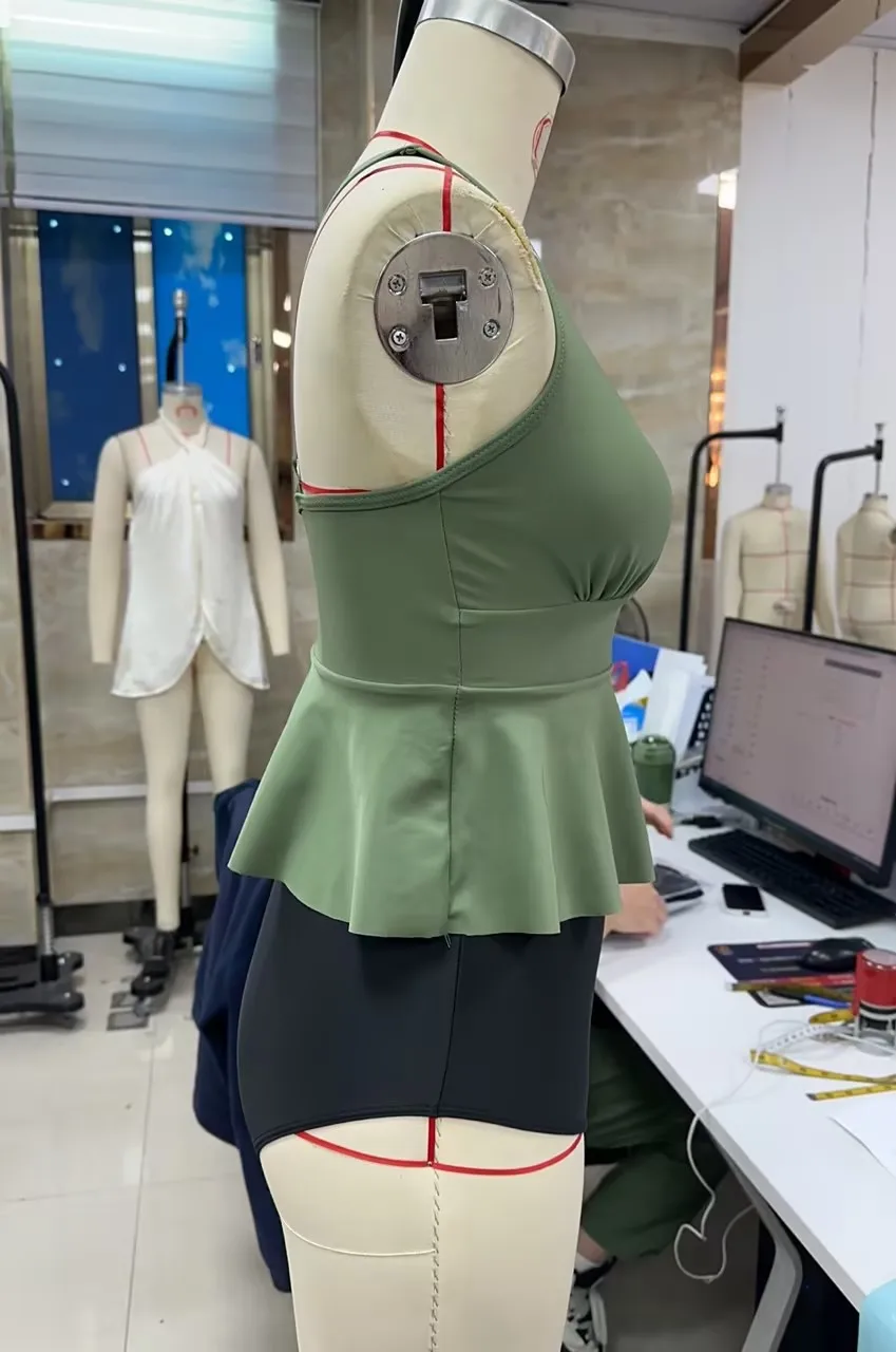 

Женский комплект танкини: топ без рукавов с V-образным вырезом и рюшами, плавки-стринги, 2 предмета