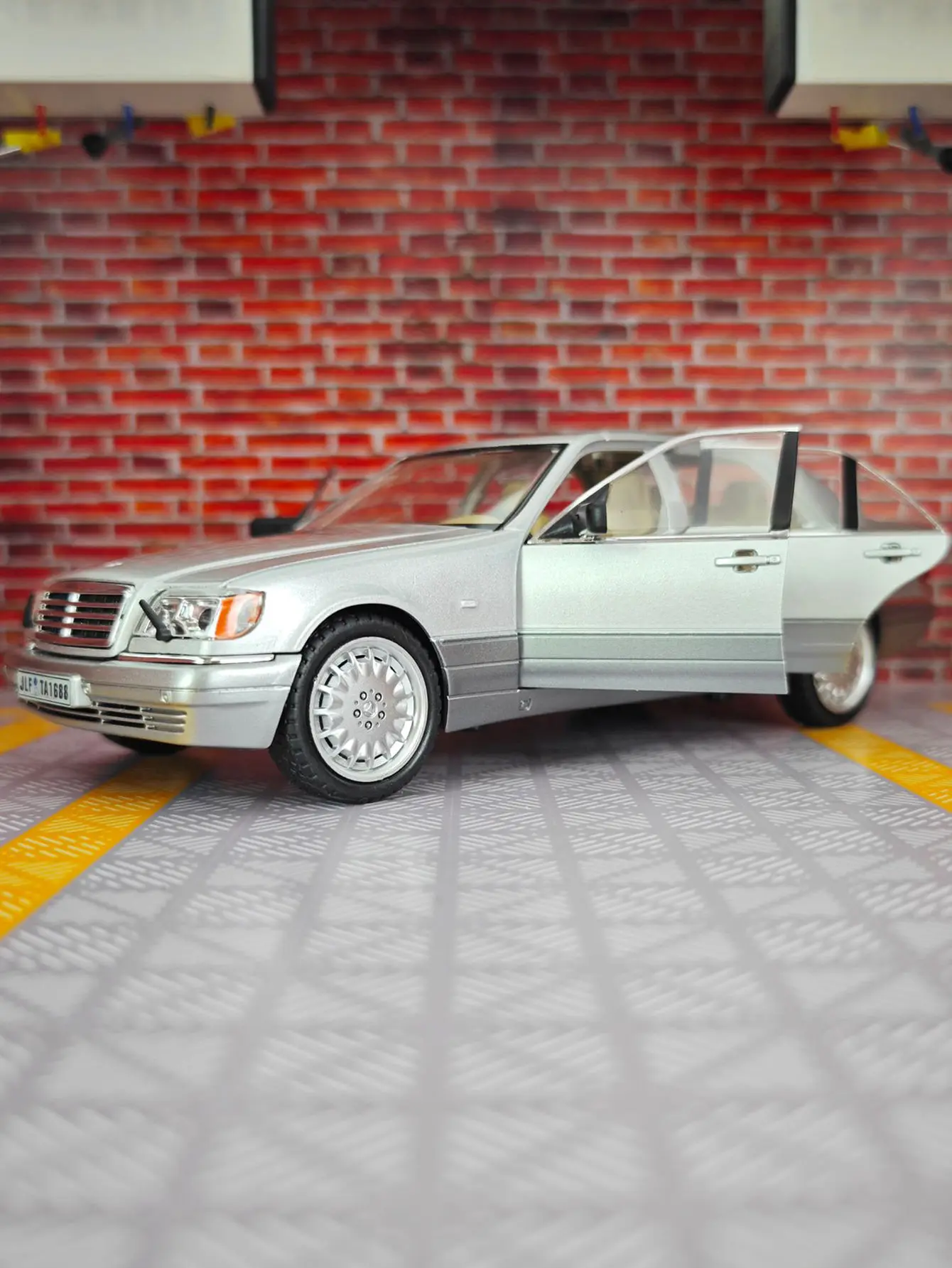 

1:24 W140 S320 retro alloy car model car toy front wheel can turn to acousto-optic pull back toy car