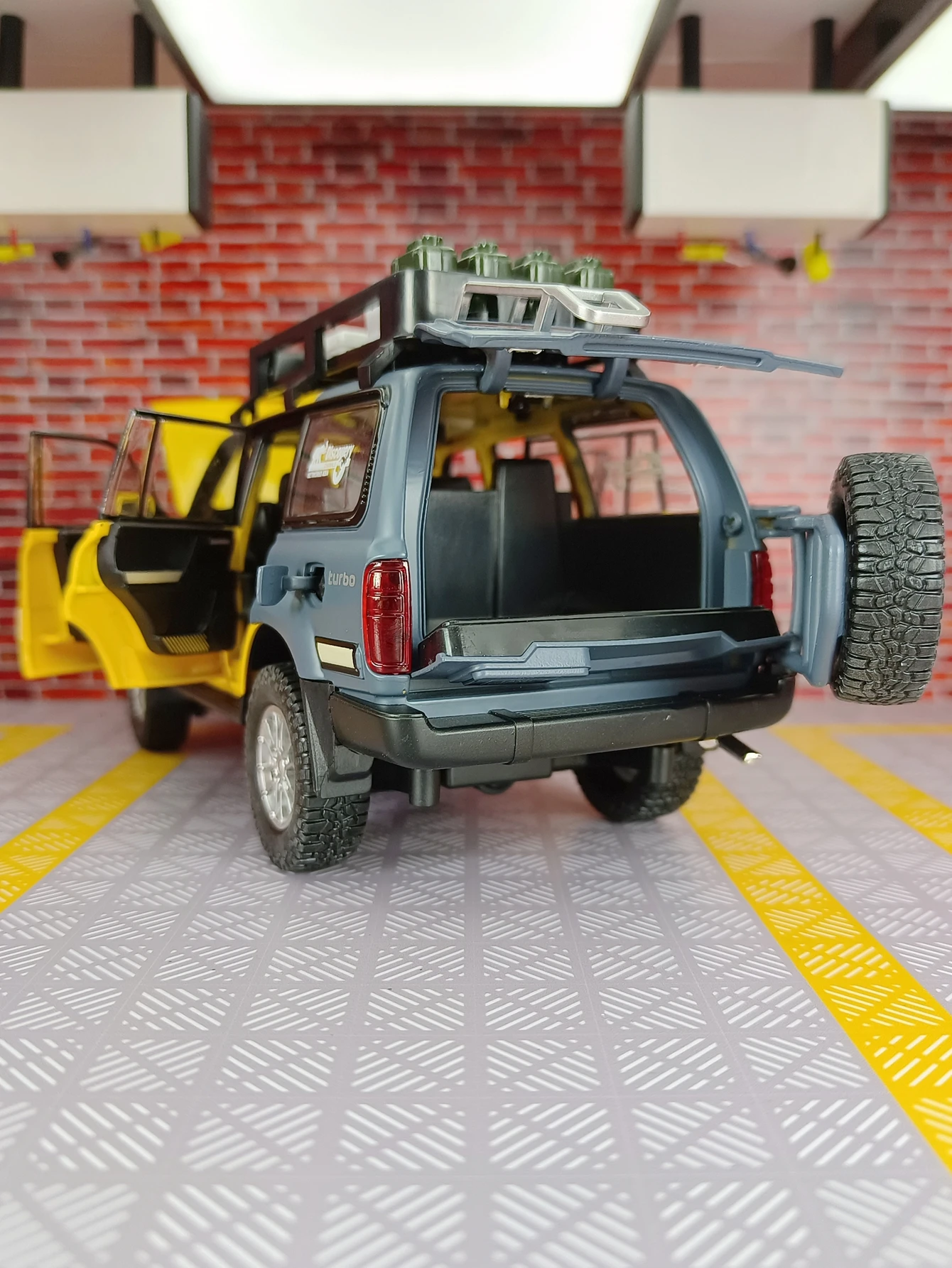 1:24 Land Cruiser LC80 SUV Alloy Model Car Toy four doors and the front hood and trunk door can also be opened