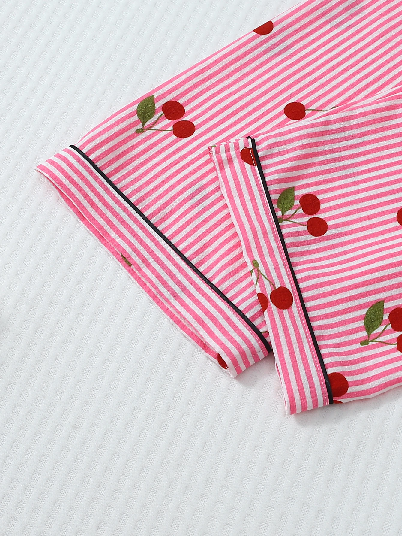 ツーピースの快適なピンクと白のストライプのチェリープリントのラペルボタンアップトップと蝶結びのロングパンツの女性用パジャマラウンジウェアセットは、家庭での使用に適しています。