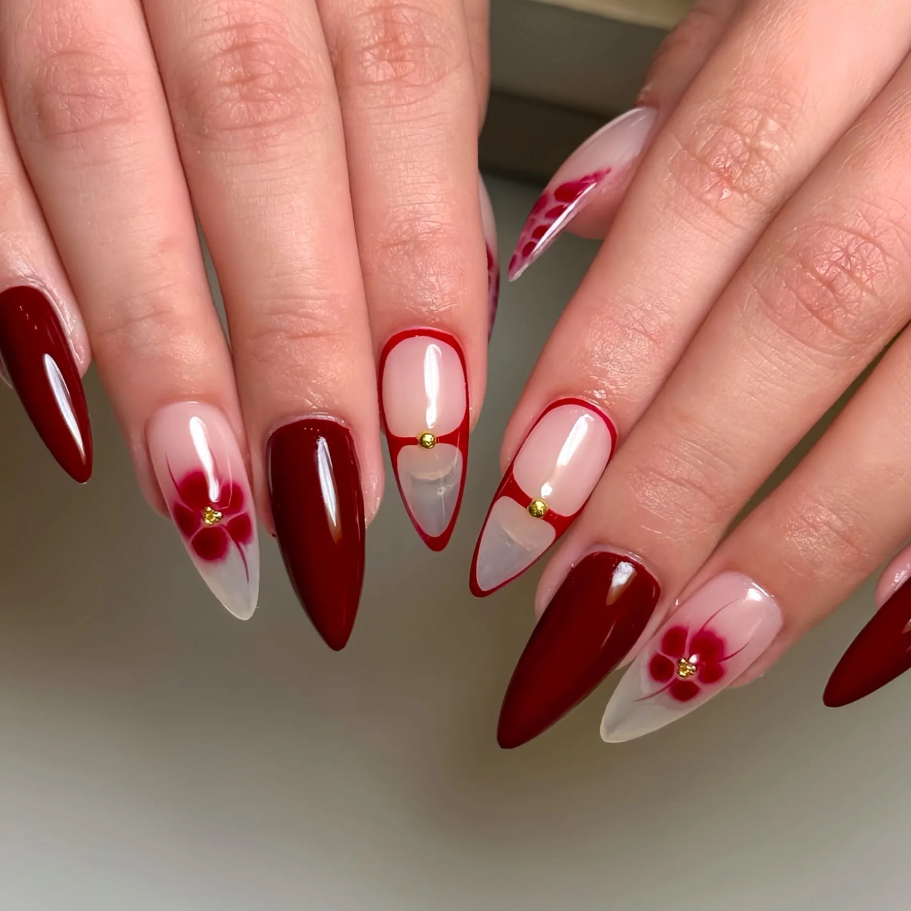 24 pçs curto amêndoa unhas falsas simples flor design preto francês conjunto de unhas falsas com cola geléia wearable imprensa em unhas terminadas