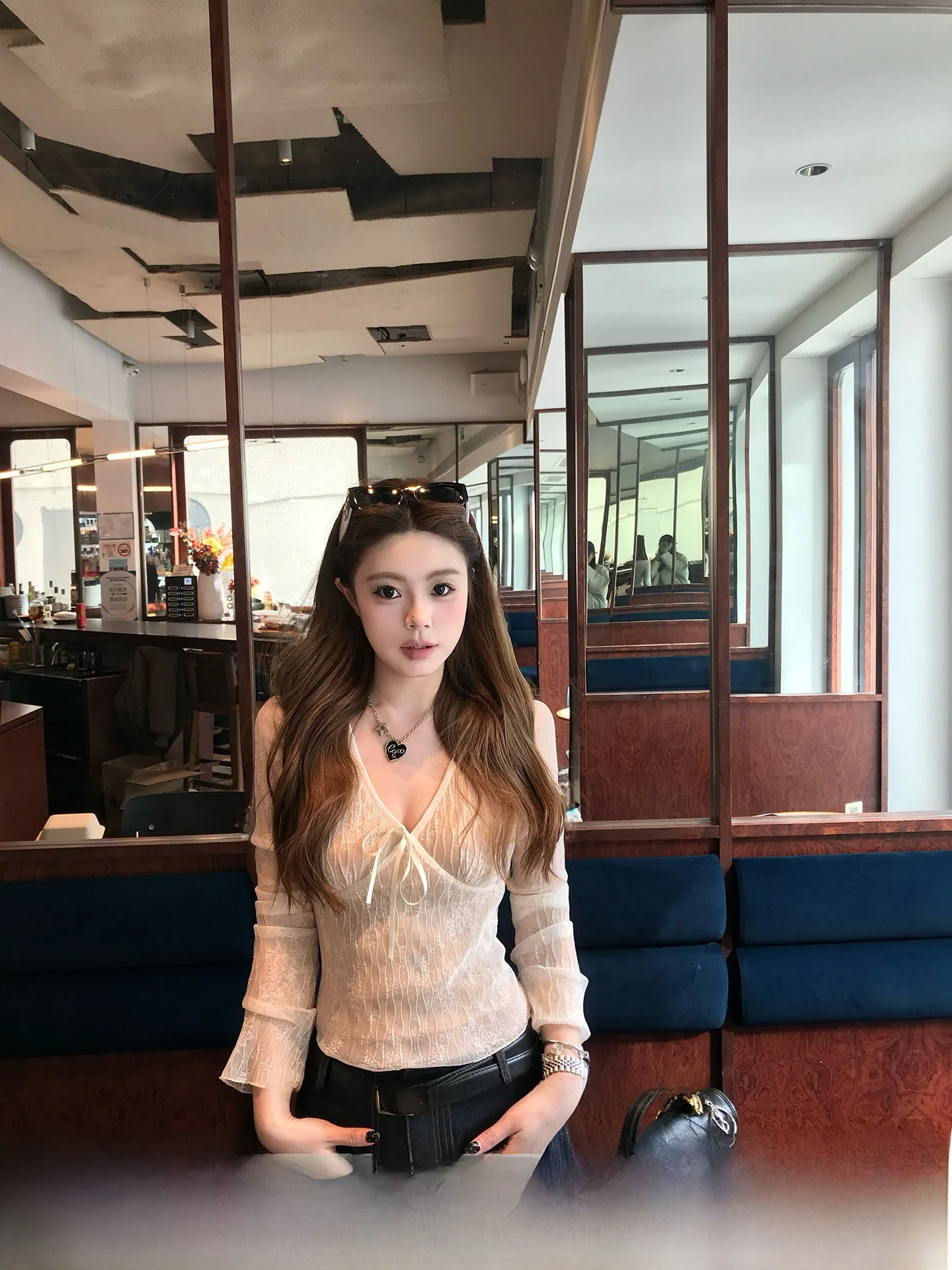 

Белая женская блузка с длинным рукавом, кружевом и V-образным вырезом, приталенного кроя, из коллекции Spring Collection, из других материалов, с нежным дизайном