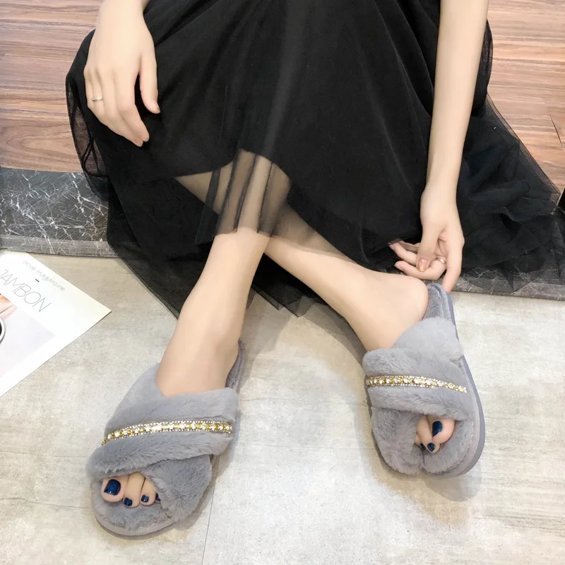 Sepatu sandal wanita musim dingin, sepatu wanita berlian imitasi, sandal Flip flop lantai dalam ruangan, sandal jepit bulu palsu nyaman, sandal musim dingin hangat