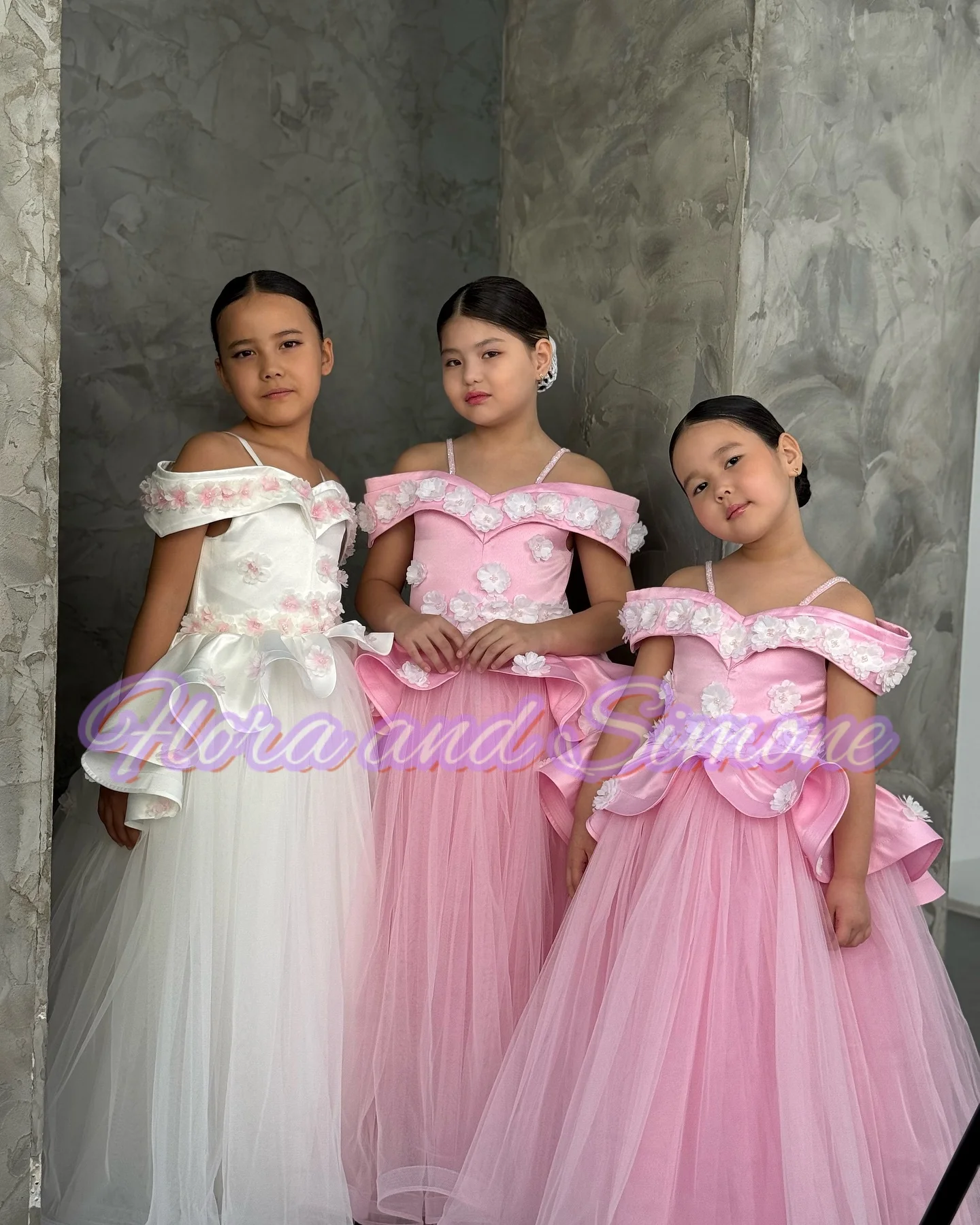 Fiori 3D eleganti personalizzati Spalle quadrate Abito da ragazza di fiori per cerimonie nuziali Feste Spettacoli di danza Festa di compleanno