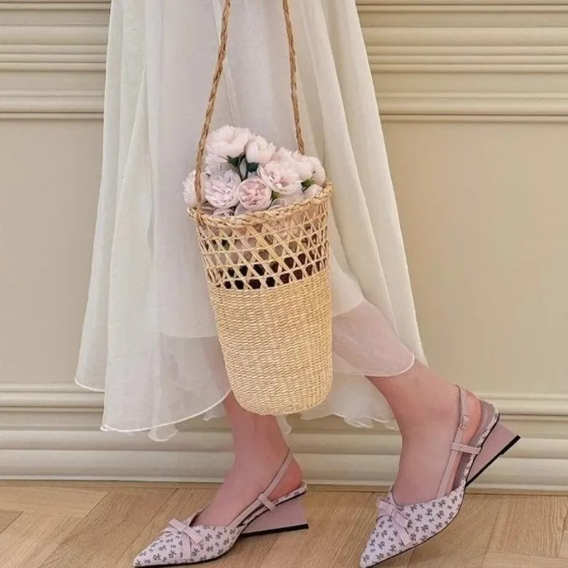

Gentle Floral Bow Pointed Toe Block Heel High Heels Women 2026 New French Temperament Single Shoes Back Trip Strap Sandals