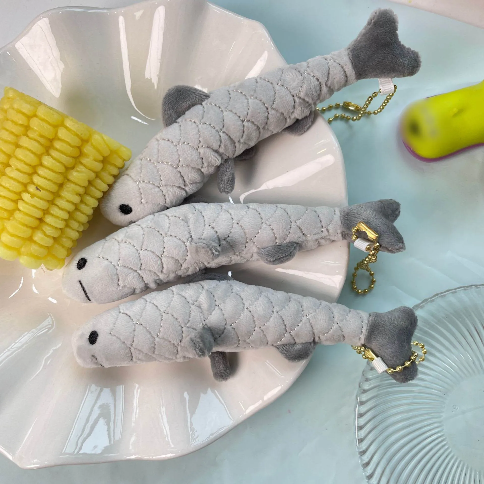 Japonés lindo realista sardinas juguete de peluche bolsa decoración colgante llavero regalos creativos lindo suave peluche pequeño pez llavero