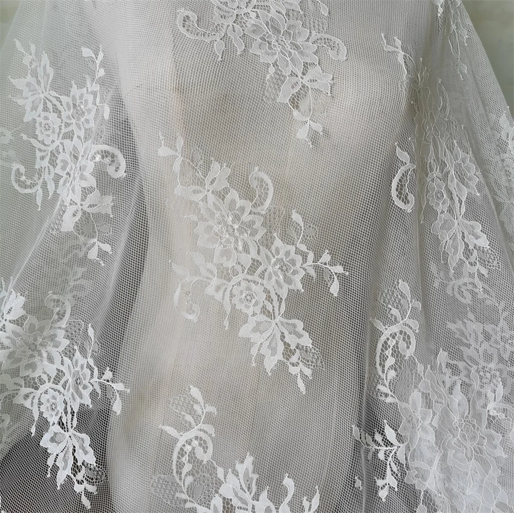 Abito da sposa sottile in tessuto di pizzo Chantilly fiore lucido bianco sporco 1 pz = 1.5 x3meter