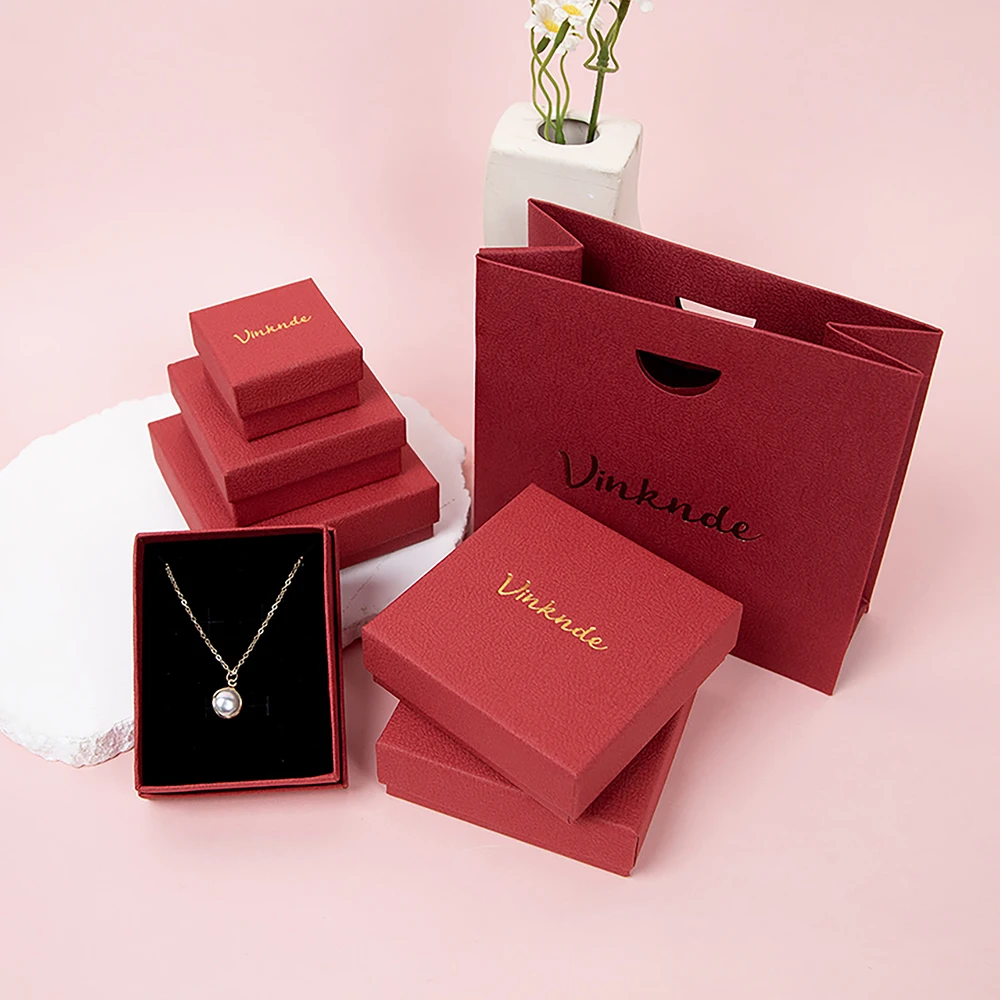 

50Pcs 7x9x3cm Necklace Bracelet Rings Paper Jewelry Box Wedding Engagement Packing Red Cardboard Jewellry Box Custom Logo Name