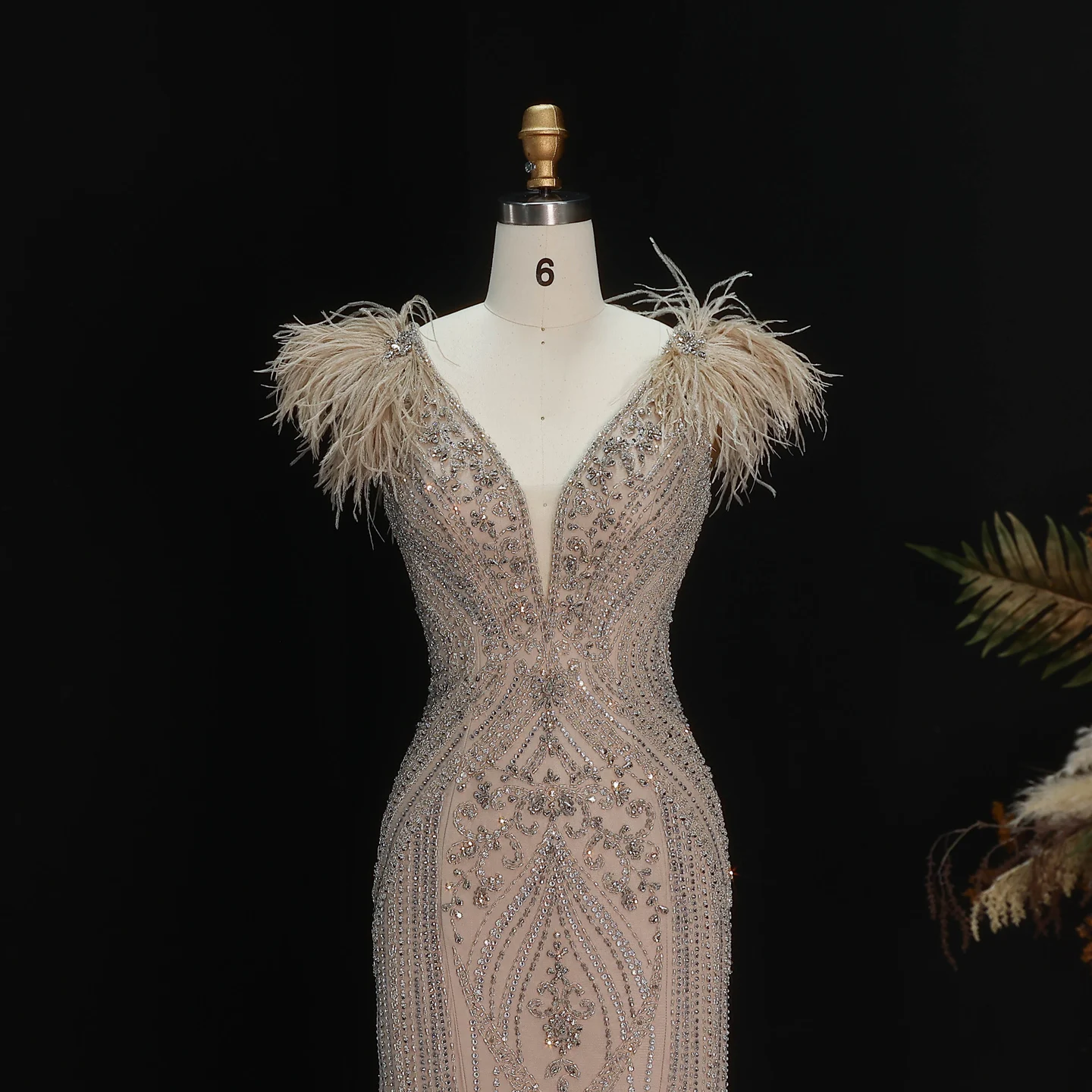 Sharon Said Luxuriöses Meerjungfrauen-Abendkleid mit Federn, Perlen und tiefem V-Ausschnitt, geeignet für Hochzeitsgäste, Partykleider SS122, maßgeschneidert. – Detail 12