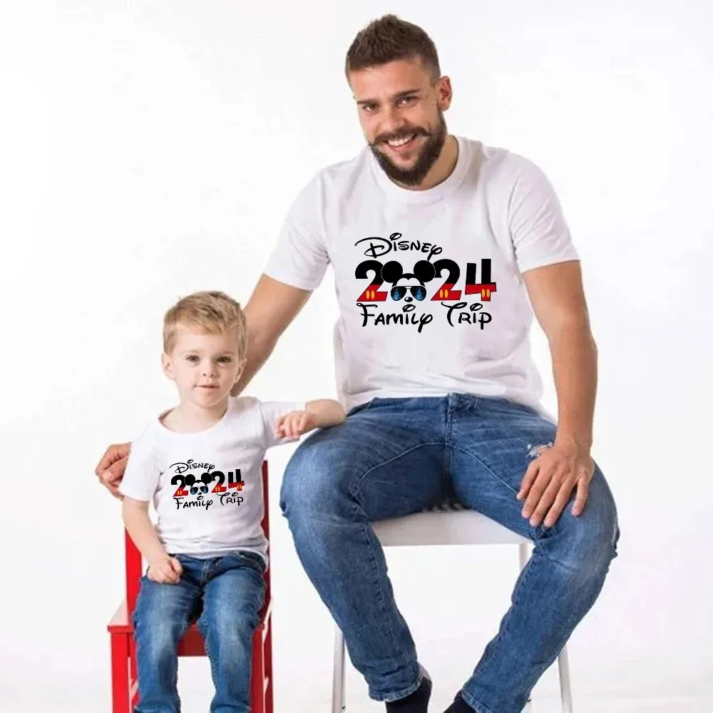 Disney-Roupas combinando viagem em família, camiseta de Mickey Mouse, pai mãe e filhos, tops coloridos com o pescoço, camiseta de verão, 2024